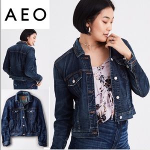 NWOT AEO CLASSIC DARK WASH DENIM JACKET. SMALL